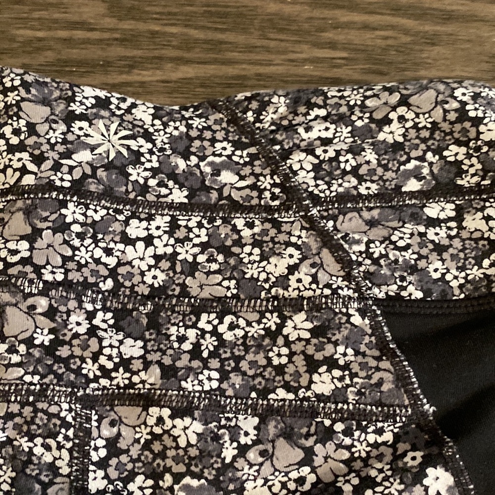 Athleta crop length leggings. Sz XS. Black, gray and white floral pattern - Picture 12 of 14